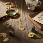 Collier Doré avec Pendentif Fleur de Naissance 05 - Aubépine de Mai