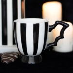 Nocturne Tea – Tasse Ailée à Rayures Monochromes