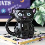Mystic Feline – Mug Céramique Queue Enroulée & Regard Envoûtant