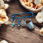 Broche  épingle bleue foncée, élégance florale et charme vintage