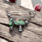 Broche  champignon vert – Recyclage créatif