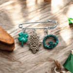 Broche  porte-bonheur irlandaise – Symboles celtiques et élégance