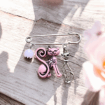 Broche Féline Élégante