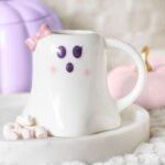Mug  Fantôme Miss Boo – Un Compagnon Enchanté pour Vos Boissons d’Automne (Bobo 2)