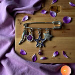 Broche étoilée – Charms argentés et éclat violet