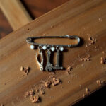 Broche Multi-outils - Perles blanches