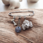 Broche Chien Caniche : l’élégance espiègle en miniature
