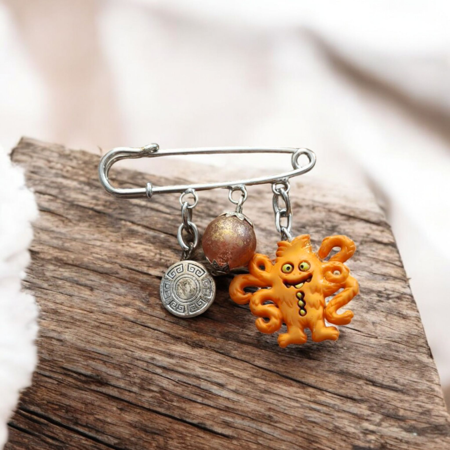 IMG_20250611_101037 Broche Monstre – Charme Fantaisie et Esprit Rock – Image 1
