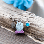 Broche Monstre Polaire – Fantaisie Givrée et Détails Argentés