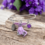 Broche Monstre Rose – Créature Farfelue et Éclat Mystique