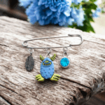 Broche Monstre Bleu – Énergie Cosmique et Détails Argentés