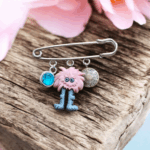 Broche Monstre Fluffy – Douceur Pop et Reflets Bleutés