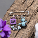 Broche Robotique – Pop Galactique et Vibes Vintage