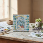 Carte Double "Maison en Fleurs – Bleu & Fleurs Gemmées