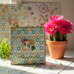 Carte Double "Joyeux Anniversaire – Cactus Fleuri & Ruban Rose"
