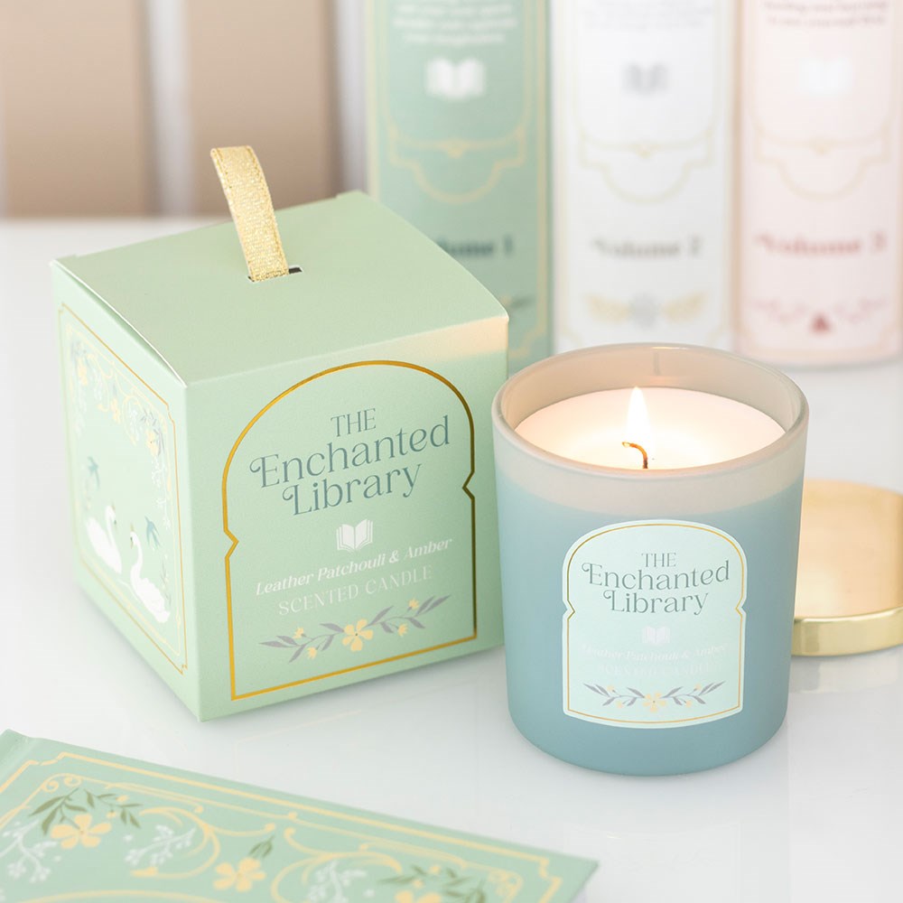BC_36126 Bougie Enchanted Library - Cuir, Patchouli & Ambre – Image 1